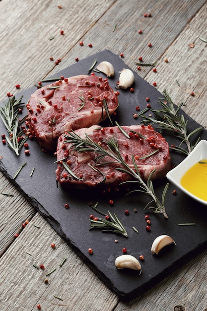 Free photo raw meat with herbs and spices