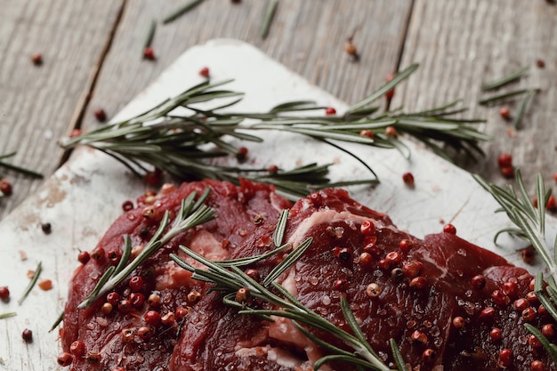 Free photo raw meat with herbs and spices