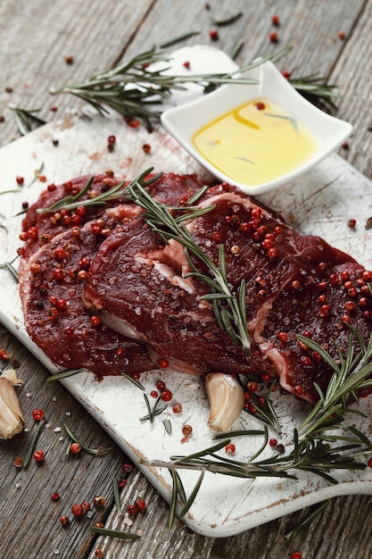 Free photo raw meat with herbs and spices