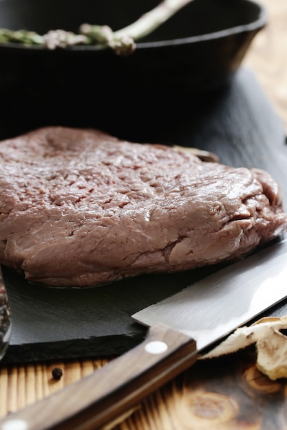 食事用の食材を使った生肉