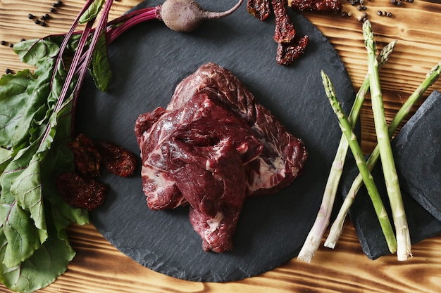 Foto gratuita carne cruda con ingredienti per cucinare il pasto