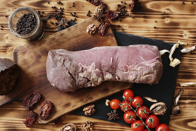 Foto gratuita carne cruda con ingredienti per cucinare il pasto