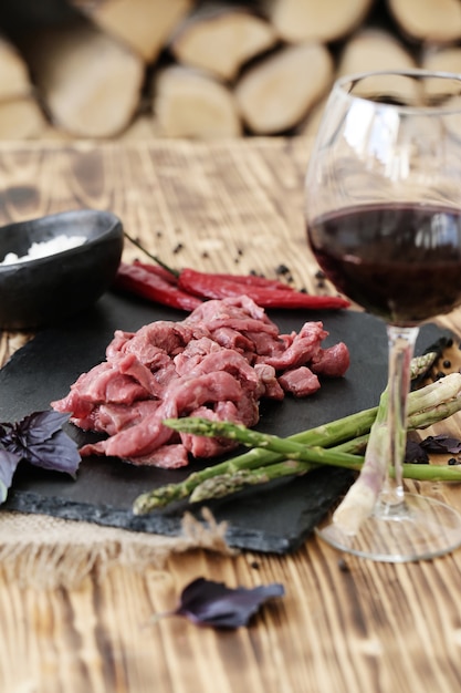 Foto gratuita carne cruda con ingredienti per cucinare il pasto