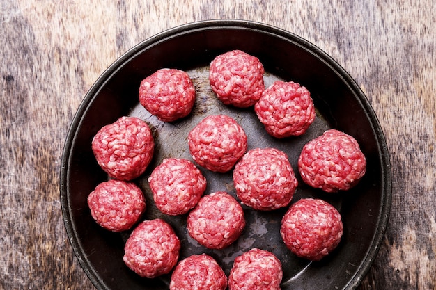 Free photo raw meatballs