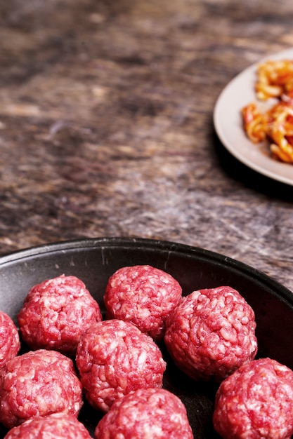 Free photo raw meatballs