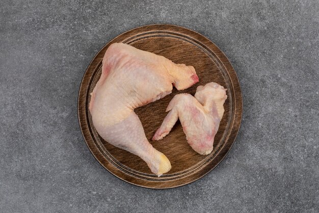 Сырое органическое куриное мясо на деревянной доске