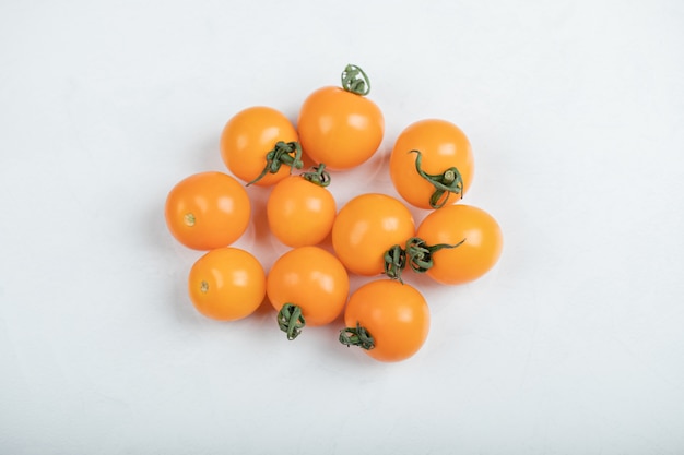 Сырые органические желтые помидоры черри готовы к употреблению. Фото высокого качества