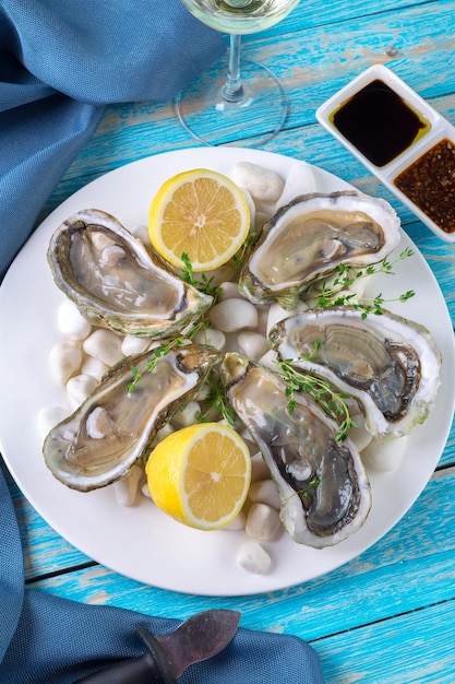 Free photo raw oysters with lemon and ice