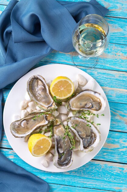 Raw oysters with lemon and ice