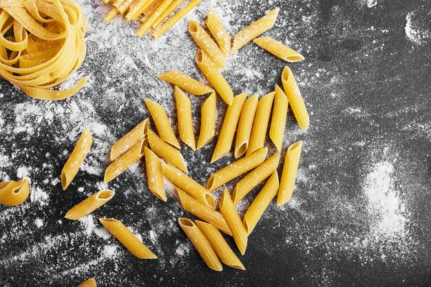 Pasta cruda su una superficie ricoperta di farina.