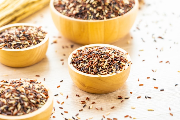 Free photo raw rich brown in wooden bowl