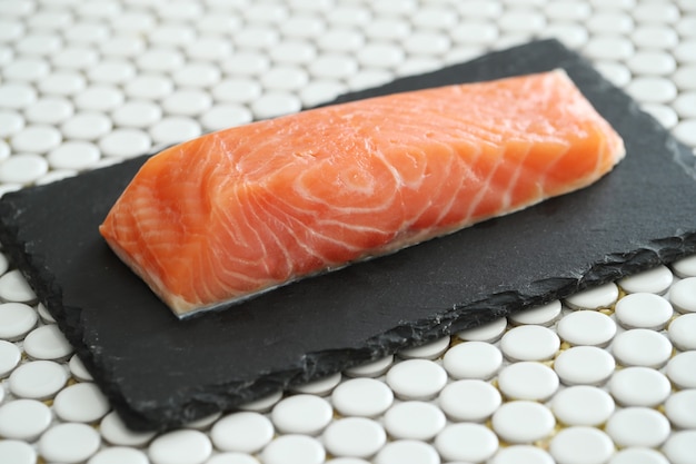 Free photo raw salmon with pink salt and rosemary