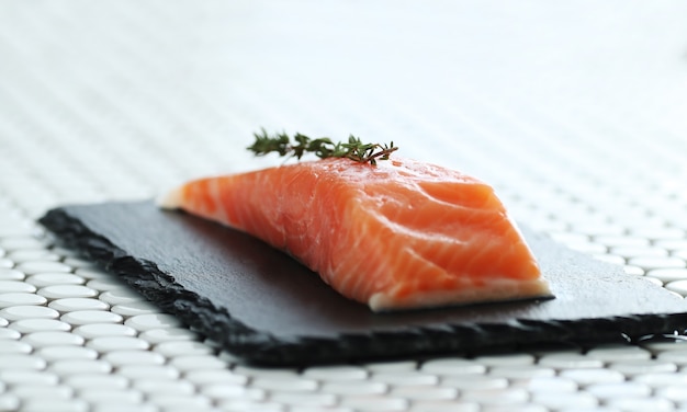 Foto gratuita salmone crudo con sale rosa e rosmarino