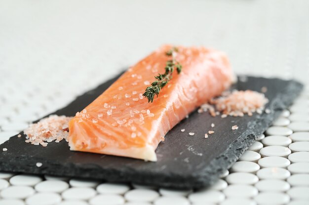 Foto gratuita salmone crudo con sale rosa e rosmarino