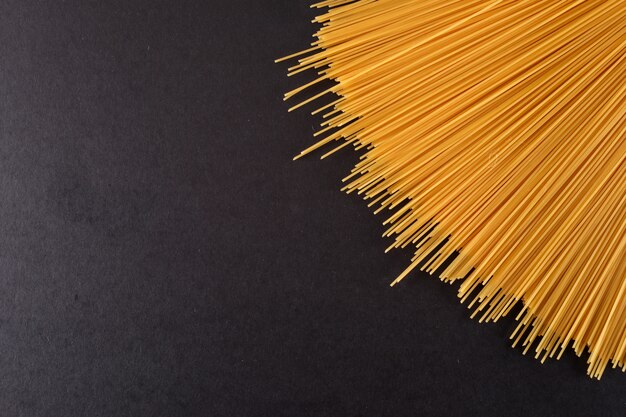 원시 spagetti 파스타 복사 공간 검은 표면 평면도에 고립