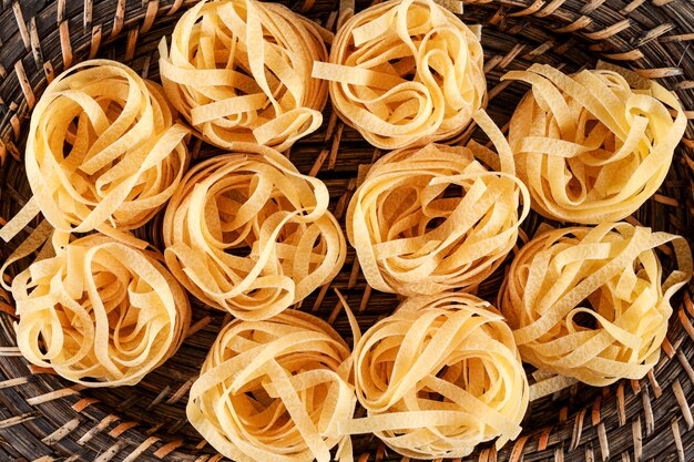 바구니에 원시 tagliatelle 파스타 볼 평면도