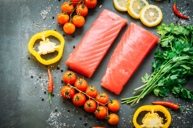 Foto gratuita carne di filetto di tonno crudo