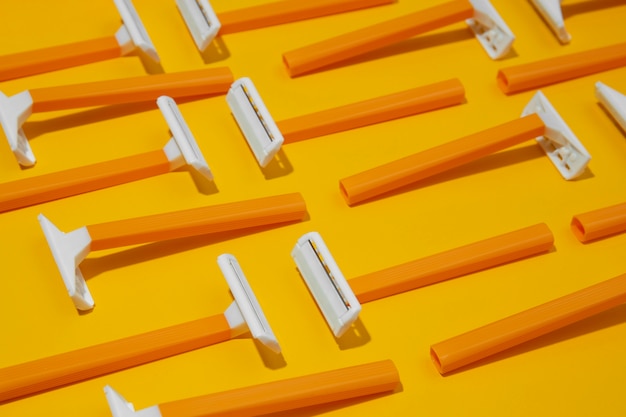 Free photo razor blades with yellow background