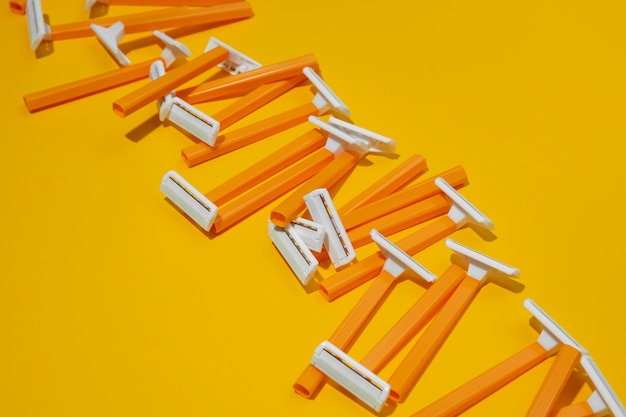 Free photo razor blades with yellow background