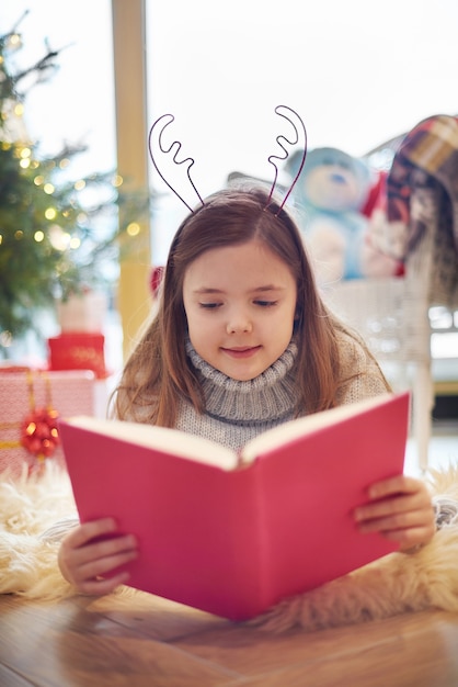 Free photo reading a book on christmas holidays