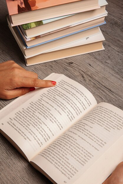 페이지를 들고 손가락으로 독서 개념