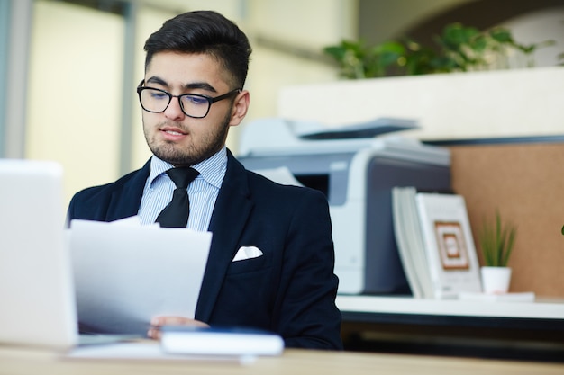 Foto gratuita lettura di documenti finanziari