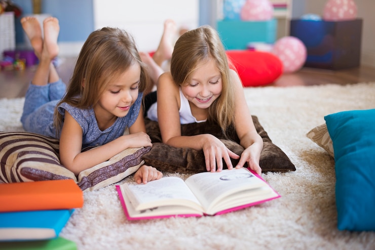 Free Photo reading interesting book with sister