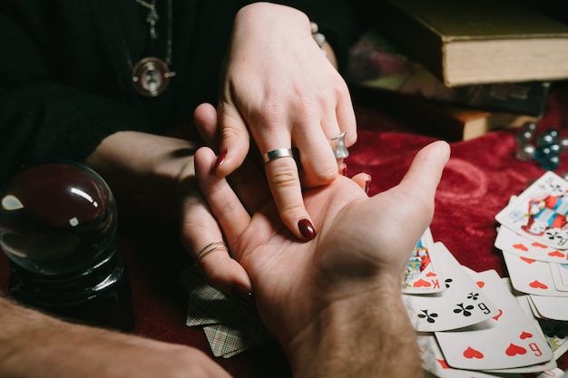 Leggere le linee mano nelle mani di un uomo, vista ravvicinata