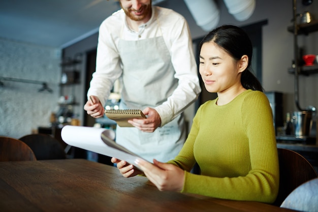 Menu di lettura al ristorante