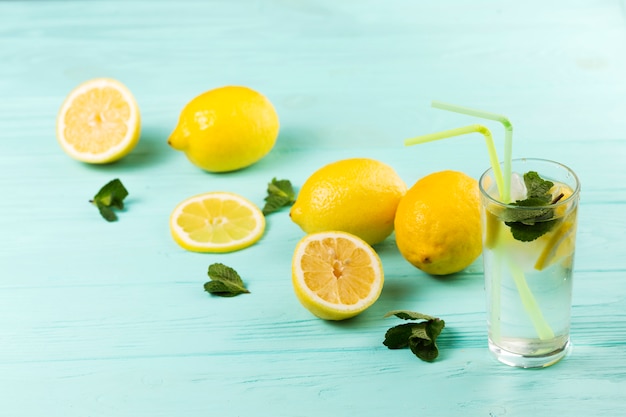 Готовую холодную цитрусовую мятную воду и лимоны