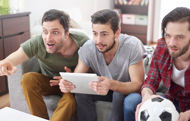 Foto gratuita vere emozioni durante la partita di calcio in tv