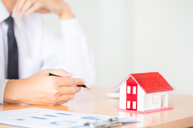 Free Photo real estate agent to present the property (house) 