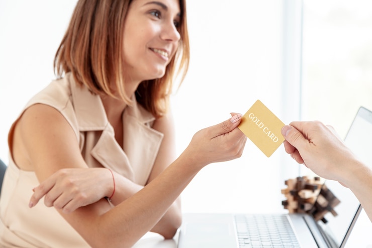 Бесплатный Фотография агент по недвижимости продает новую квартиру