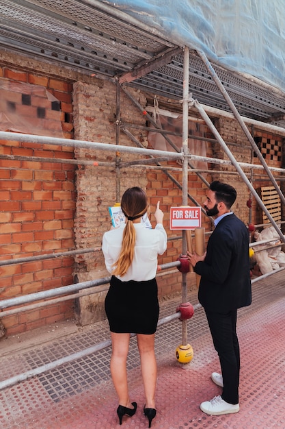 Free photo real estate agents and scaffolding