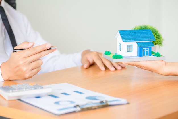 Агент по продаже недвижимости представляет и консультирует клиента при принятии решения подписать договор страхования