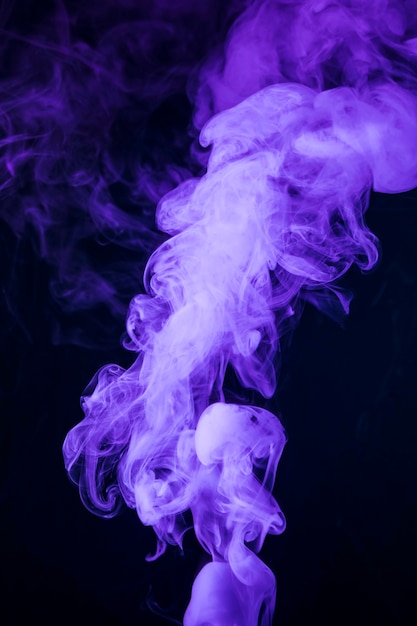 黒の背景に現実的な紫色の煙