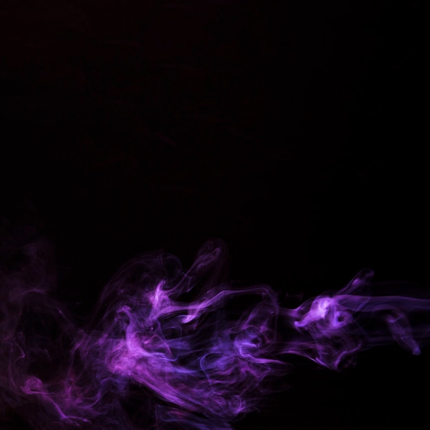 Реалистичные фиолетовые волны дыма, изолированных на черном фоне