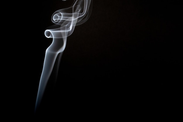 Бесплатное фото Реалистичный снимок струйки дыма на черном фоне