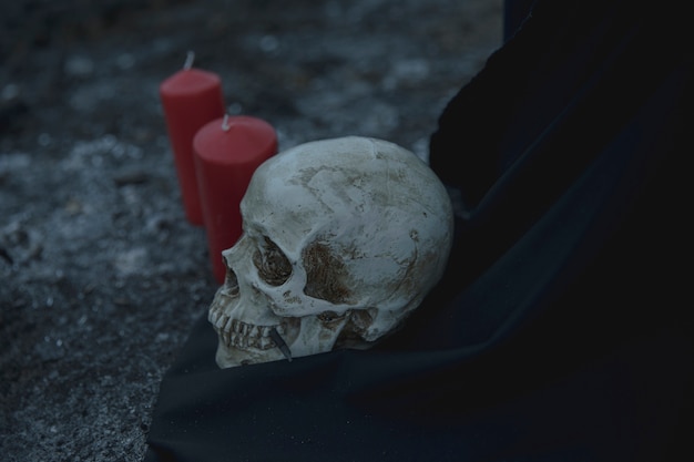 Реалистичный ритуал черепа со свечами на ночь Хэллоуина