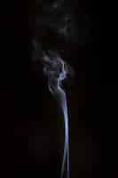 Foto gratuita fumo di vapore realistico su sfondo nero