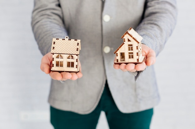 Foto gratuita agente immobiliare tenendo le figurine di casa