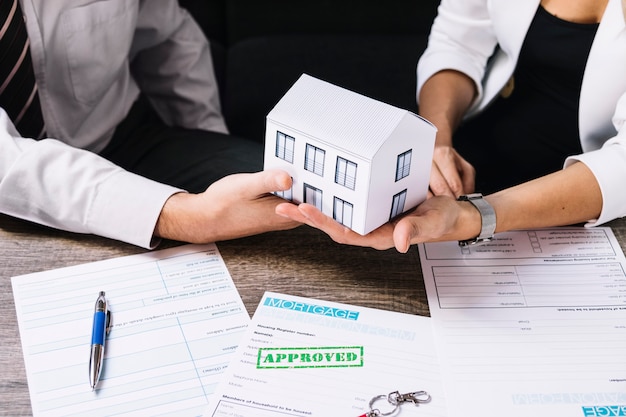 Foto gratuita agente immobiliare che fa affare con il cliente in ufficio