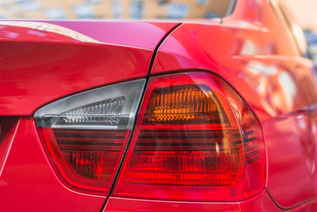 Задний свет на новом красном автомобиле