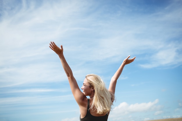 Free photo rear view of blonde woman standing in field