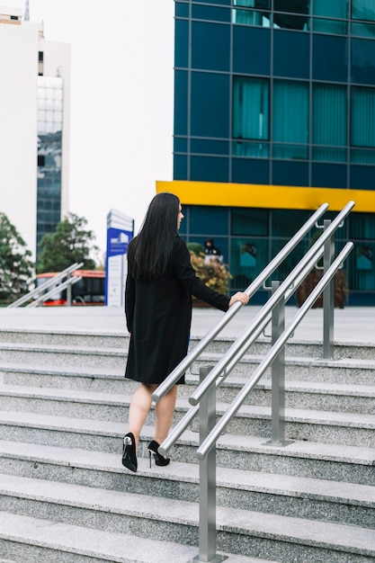 계단을 오르는 사업가의 뒷 모습