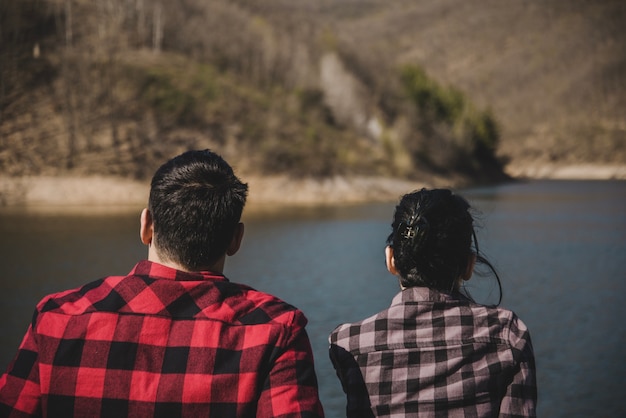 Free photo rear view of couple by the lake