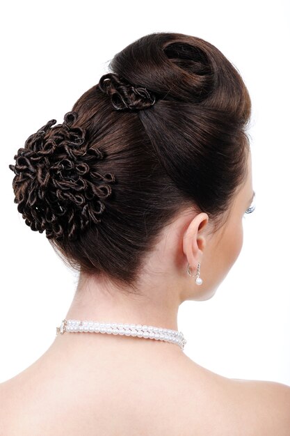白で隔離-創造的な結婚式のヘアスタイルの背面図