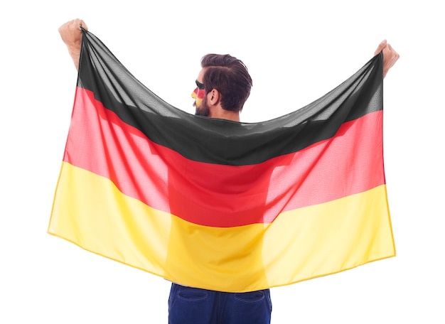 旗を振ってドイツのファンの背面図