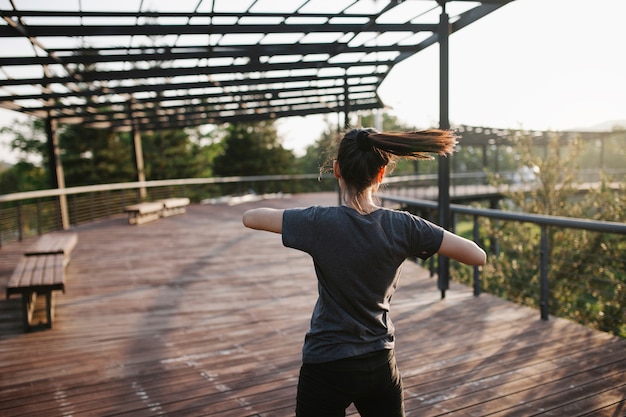 Free photo rear view of girl doing sport