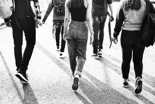 야외 라이프 스타일을 걷는 학교 친구의 그룹의 후면보기